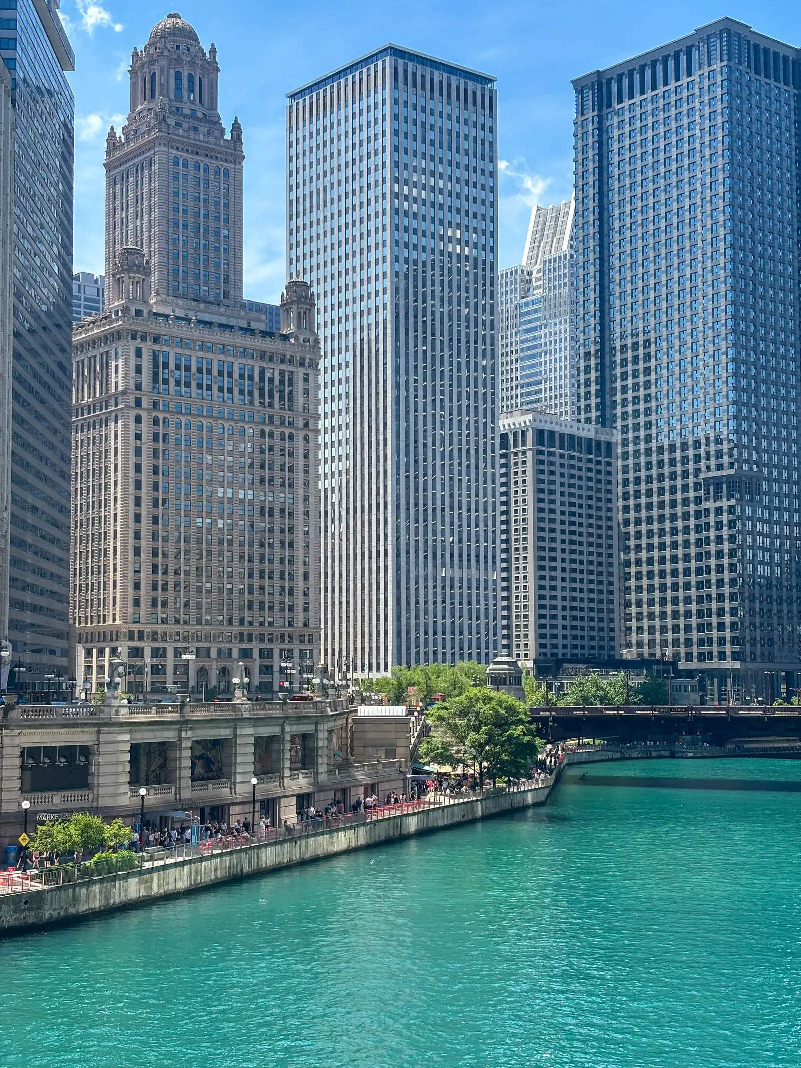 The azure atmosphere of Chicago, a artistique shot.