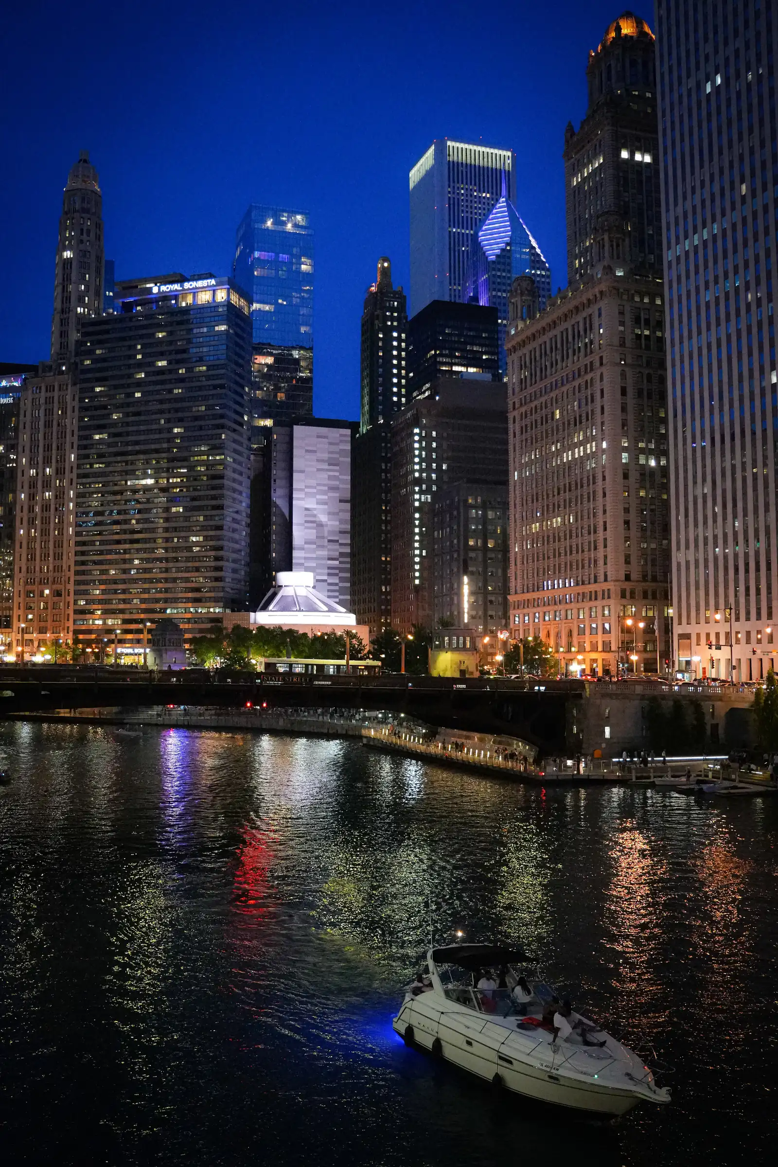 The azure atmosphere of Chicago, a artistique shot.