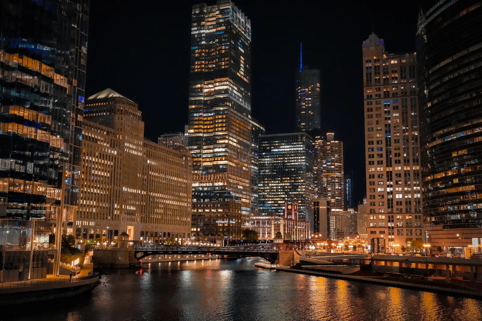 Capturing the aquatic essence of Chicago. Photo by Romain Charretteur.